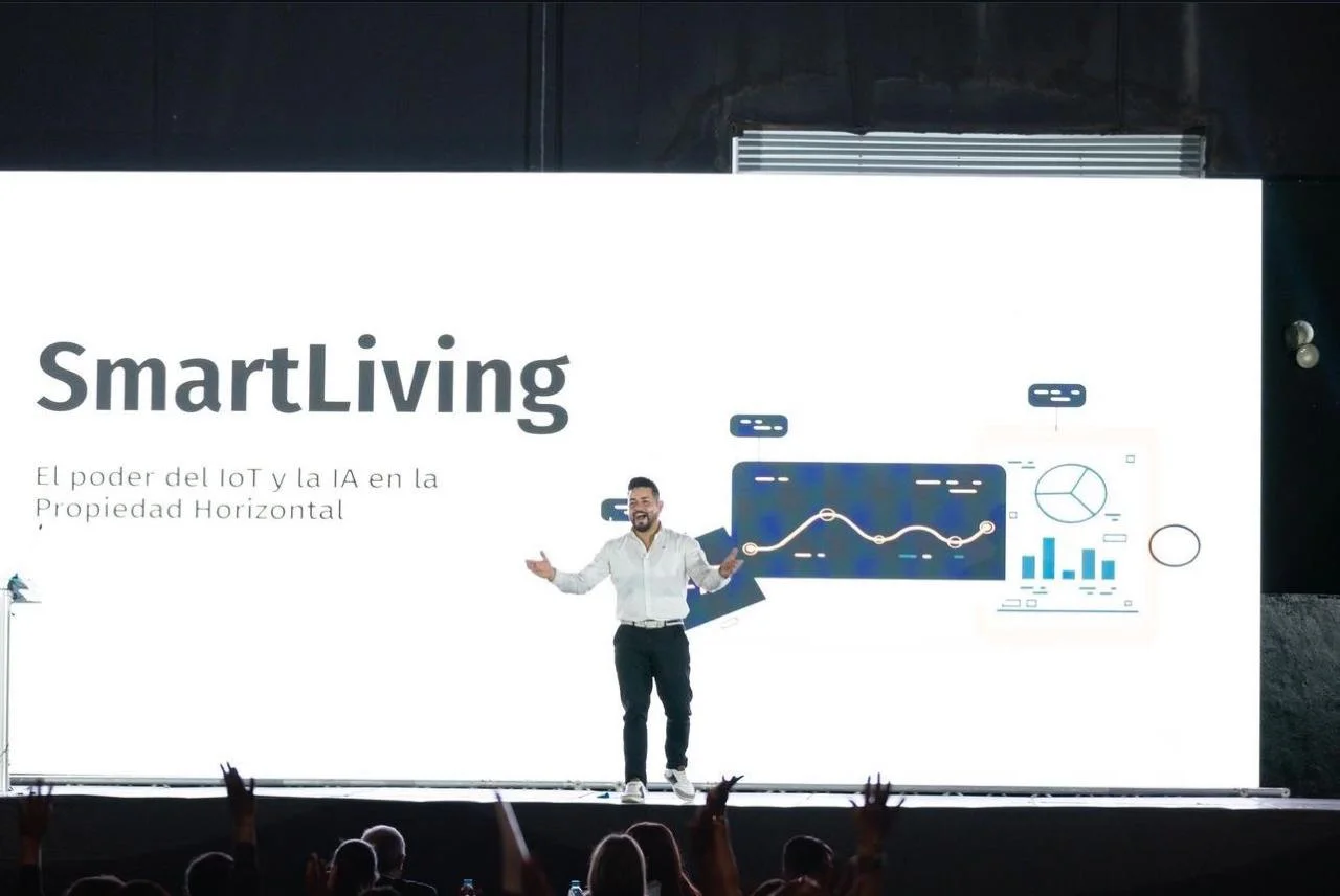 Sebastián presentando SmartLiving ante una audiencia